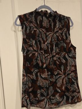 Sleeveless Mock Neck Floral Print Top in Black and Brown